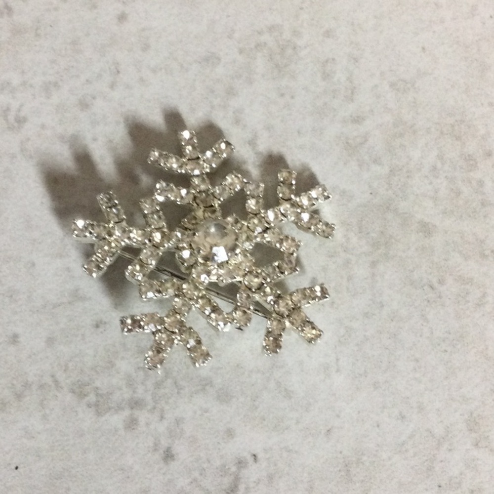 Blingy snowflake silver brooch